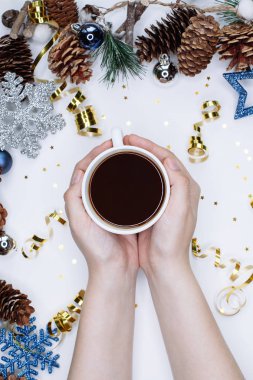 Noel 'de ve yeni yılda kahve içen kadın elleri.
