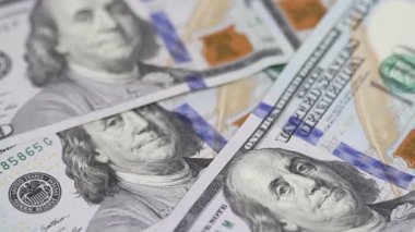 Yüz dolar faturaları bir masaya dönüyor. Yakın çekim. Döndürme kağıt para yakın çekim. Arka plan ile para Amerikan yüz dolar faturaları