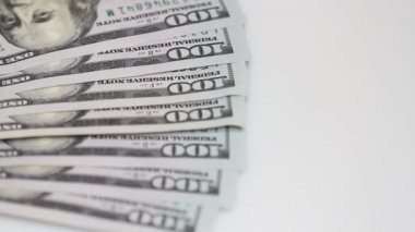 Yüz dolar faturaları bir masaya dönüyor. Yakın çekim. Döndürme kağıt para yakın çekim. Arka plan ile para Amerikan yüz dolar faturaları