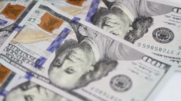 Honderd dollarbiljetten spinnen op een tafel. Close-up. Rotatie papiergeld close-up. Achtergrond met geld Amerikaanse 100-dollarbiljetten — Stockvideo
