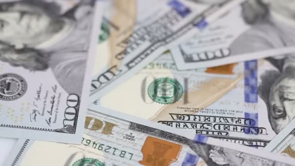 一百美元的钞票在桌子上旋转 旋转纸币特写 背景与金钱美国一百美元钞票 — 图库视频影像