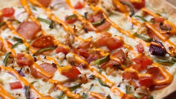 Pizza Caliente Jugosa Sabrosa Con Queso Hortalizas Salsa Gira Círculo — Vídeo de stock