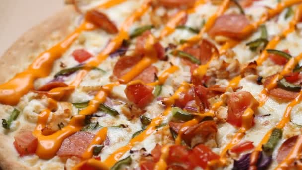 热辣多汁的美味披萨 配上奶酪 蔬菜和酱汁 在桌子上旋转成一个圆圈 宏观射门 — 图库视频影像