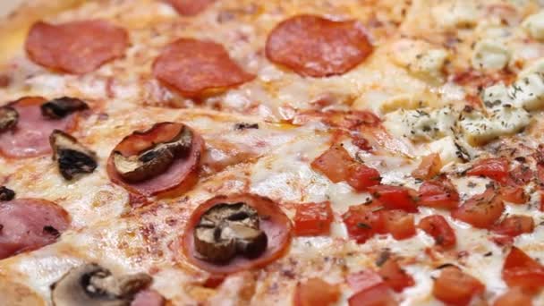 Pizza Pedas Lezat Dengan Keju Sayuran Dan Saus Berputar Dalam — Stok Video