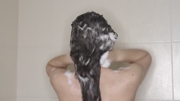 Primo Piano Una Giovane Donna Caucasica Lava Lunghi Capelli Scuri — Video Stock