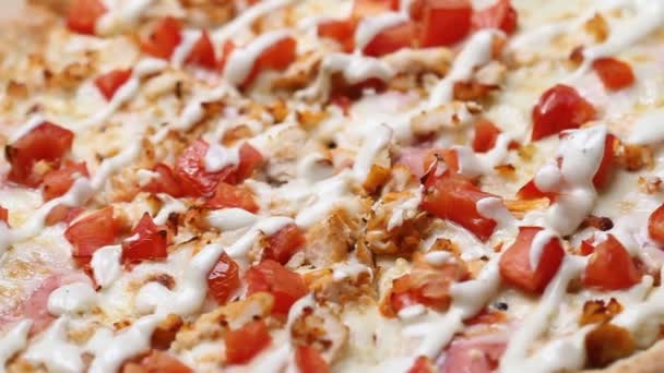 Gorąca Soczysta Pizza Serem Warzywami Sosem Obraca Się Kółko Stole — Wideo stockowe