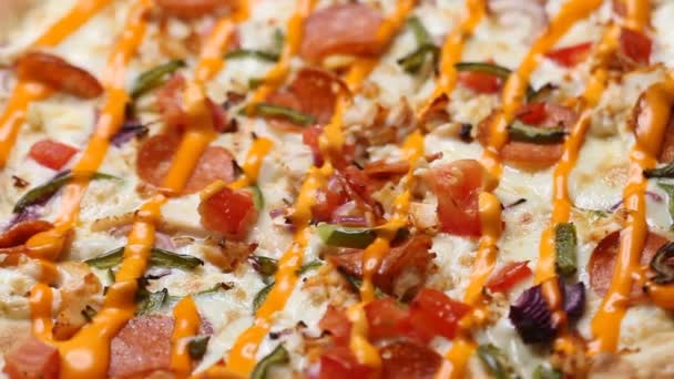 Горячая Сочная Вкусная Пицца Сыром Овощами Соусом Вращается Кругу Столе — стоковое видео