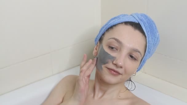 Hermosa Mujer Tomando Baño Burbujas Baño Ella Aplica Mascarilla Barro — Vídeo de stock