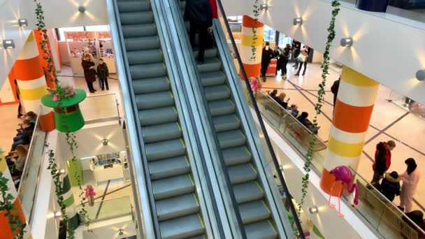 Rusia Moscú Marzo 2020 Escaleras Mecánicas Centro Comercial Consumo Ventas — Vídeos de Stock