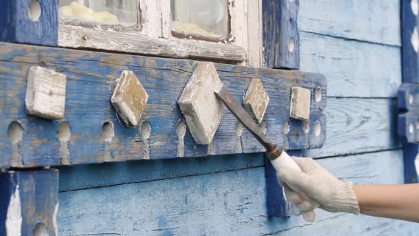 職人は古い木製の表面を研削して改装します 古い家の復元 壁には白人男性の手のゴムのノミ 作業用手袋 — ストック動画