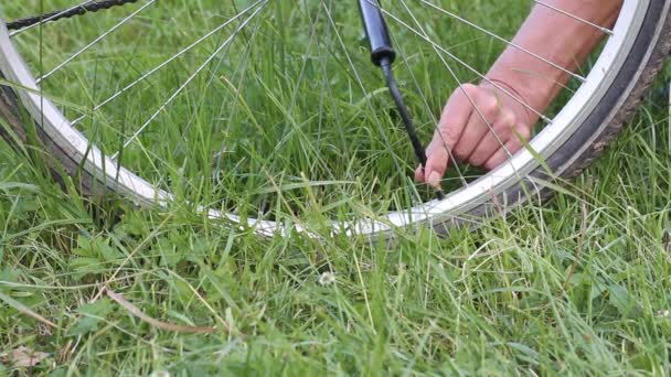 Een Fietswiel Aan Het Pompen Mannen Handen Schroef Dop Van — Stockvideo