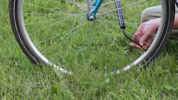 Накачування Велосипедного Колеса Чоловічі Руки Відкручують Ковпачок Від Коліс Велосипеда — стокове відео