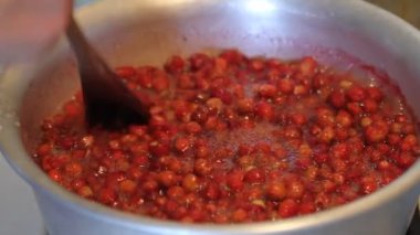 Ev yapımı çilek reçeli yapıyorum. Meyveyi tavada kaynatmak. Korunma süreci. Hasat zamanı