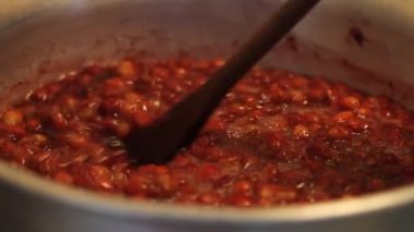 Ev yapımı çilek reçeli yapıyorum. Meyveyi tavada kaynatmak. Korunma süreci. Hasat zamanı