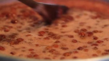 Ev yapımı çilek reçeli yapıyorum. Meyveyi tavada kaynatmak. Korunma süreci. Hasat zamanı