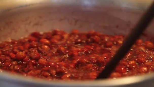 Robię Domowej Roboty Dżem Truskawkowy Gotowanie Owoców Patelni Proces Konserwatorski — Wideo stockowe