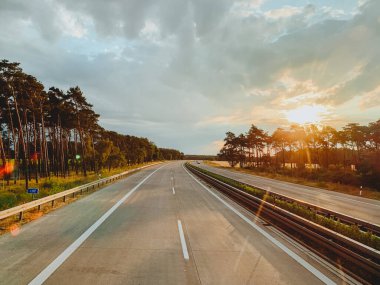 Asfalt yol ve gün batımında güzel doğa manzarası