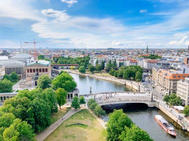 Berlin, Almanya 'nın gökyüzü manzarası. Görünüm: Berliner Dom