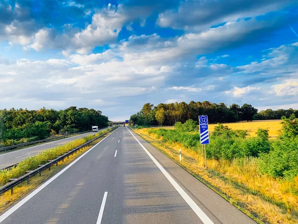 Asfalt yol ve gün batımında güzel doğa manzarası