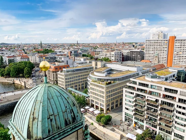 Berlin, Almanya 'nın gökyüzü manzarası. Görünüm: Berliner Dom
