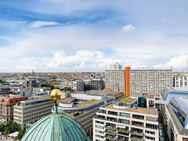 Berlin, Almanya 'nın gökyüzü manzarası. Görünüm: Berliner Dom
