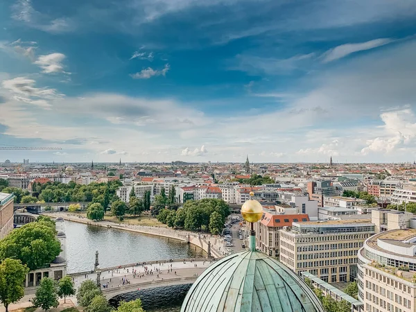 Berlin, Almanya 'nın gökyüzü manzarası. Görünüm: Berliner Dom