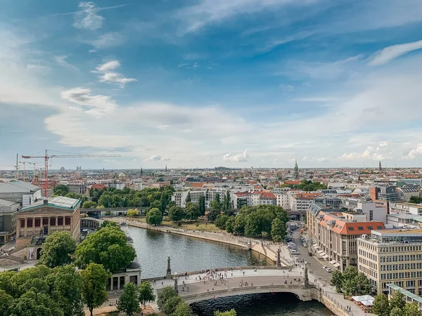 Berlin, Almanya 'nın gökyüzü manzarası. Görünüm: Berliner Dom