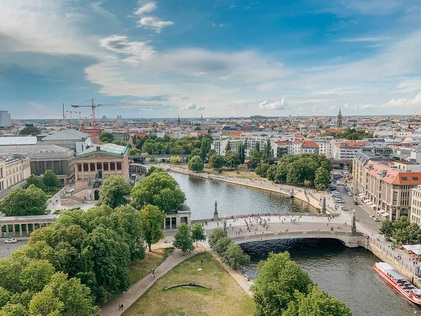 Berlin, Almanya 'nın gökyüzü manzarası. Görünüm: Berliner Dom