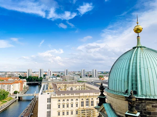 Berlin, Almanya 'nın gökyüzü manzarası. Görünüm: Berliner Dom