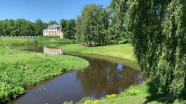 Rusya 'nın Volga Nehri' ndeki Uglich kasabasının çarpıcı manzarası. Çirkin, Altın Halka 'nın bir parçası.