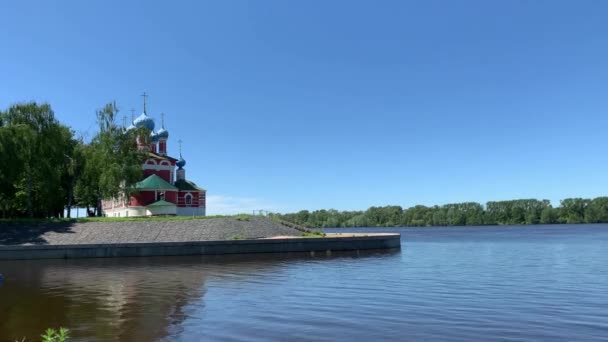 Prachtig Uitzicht Stad Uglich Aan Rivier Wolga Rusland Uglich Een — Stockvideo