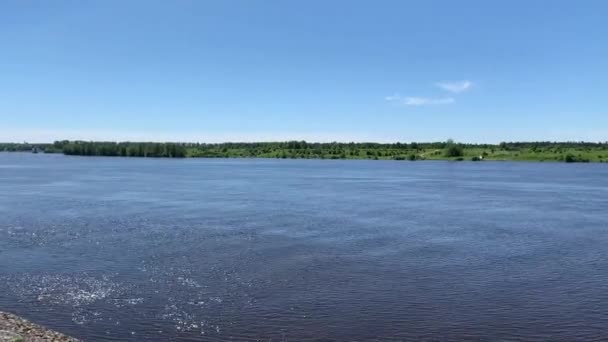 Prachtig Uitzicht Wolga Rivier Rusland Zonnige Zomerdag — Stockvideo