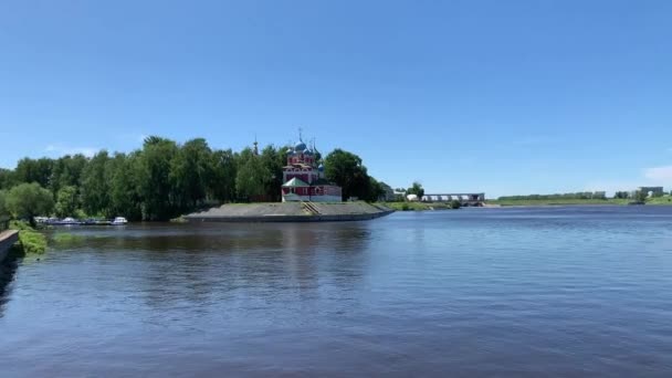 ロシアのヴォルガ川でのイギリスの町の素晴らしい景色 ウグリッチはゴールデンリングの一部です — ストック動画