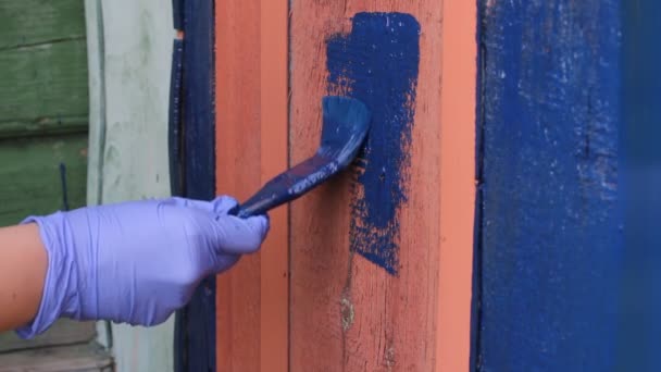 Holzmalerei Hand Hand Mit Blauem Gummihandschuh Bemalt Holzbretter Mit Pinsel — Stockvideo