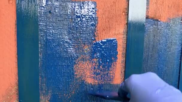 Pintura Madera Mano Guantes Goma Azul Pinta Tablero Madera Con — Vídeos de Stock