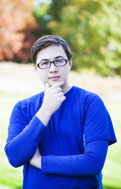 Gözlüklü açık zeki genç öğrenci