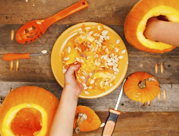 Kinderen maken van Halloween decoratie — Stockfoto