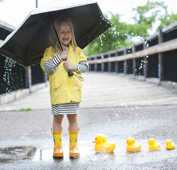 Bambina con ombrello — Foto Stock