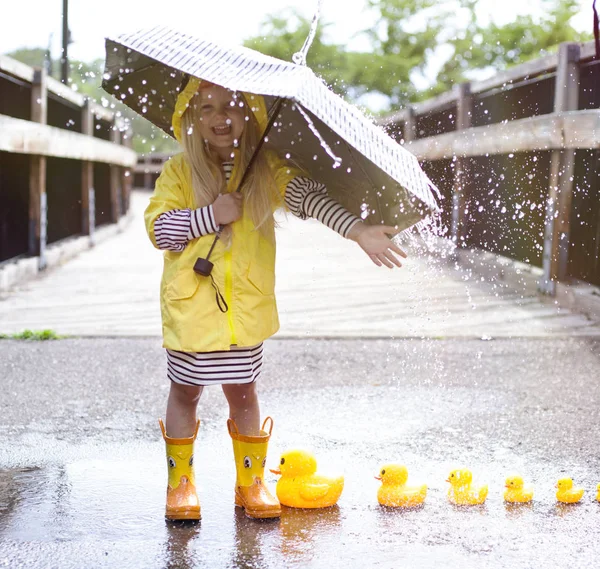 Bambina con ombrello — Foto Stock