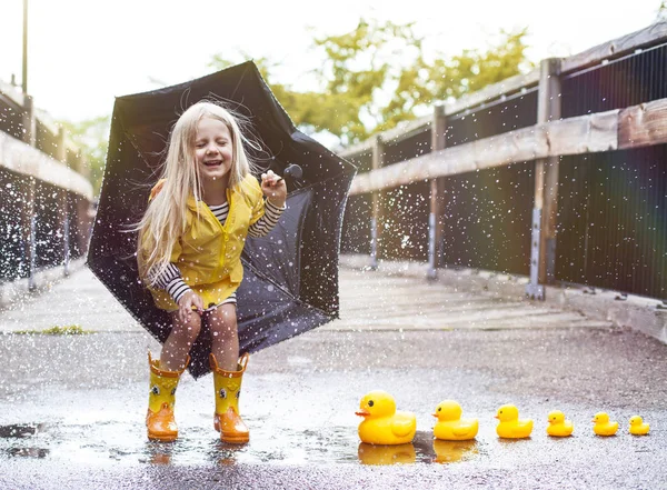 ハッピーガールジャンプ — ストック写真