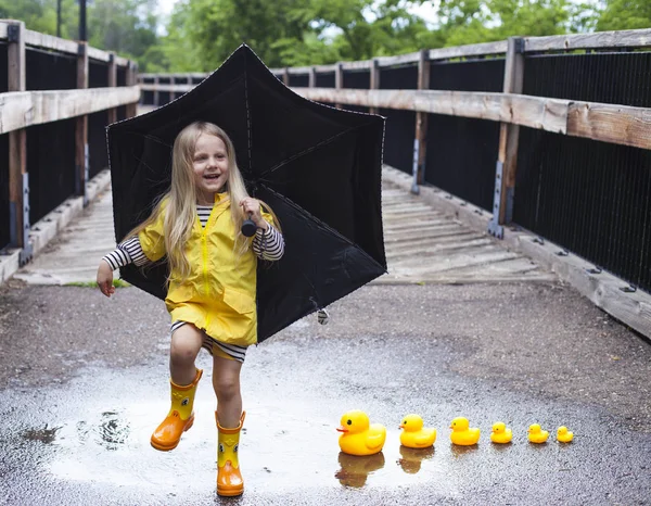 Menina feliz pulando — Fotografia de Stock