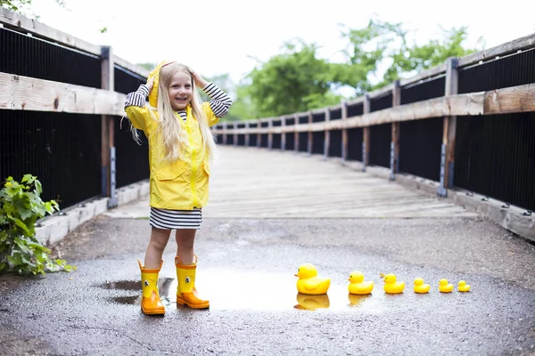 Menina com patos — Fotografia de Stock