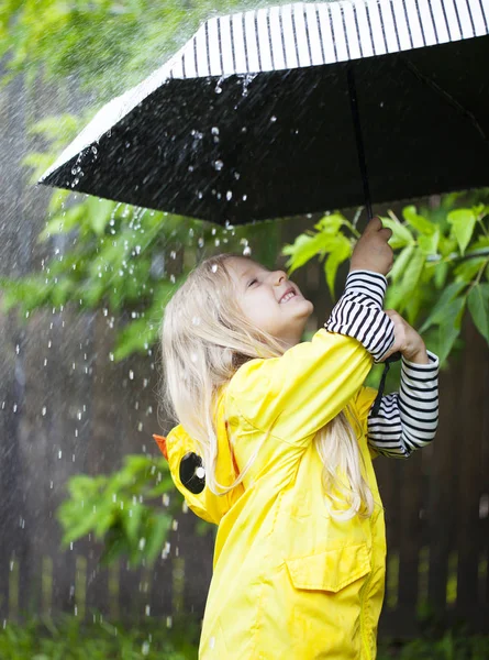 Ragazza sotto la pioggia — Foto Stock