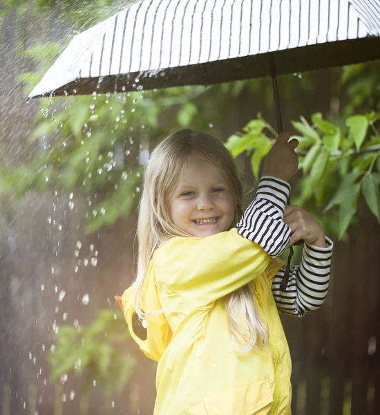 雨の中で少女 — ストック写真