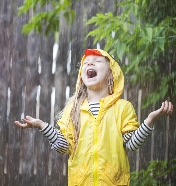 Tempo divertente sotto la pioggia — Foto Stock