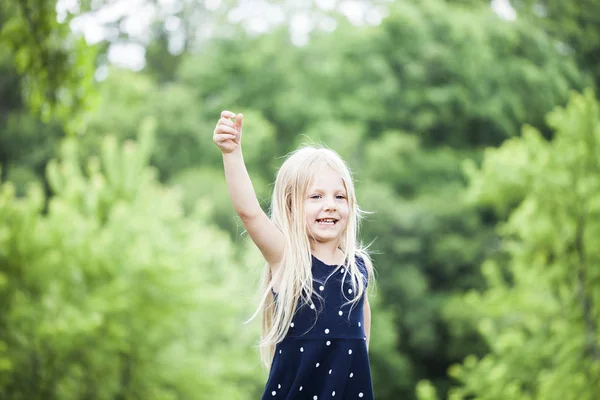 快乐小女孩的肖像举起手臂 — 图库照片