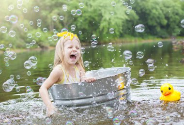 Küçük kız alma banyo dışında