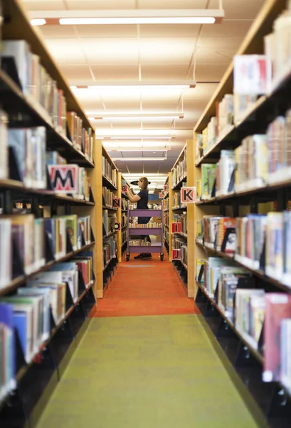 Bibliothécaire à la bibliothèque scolaire — Photo