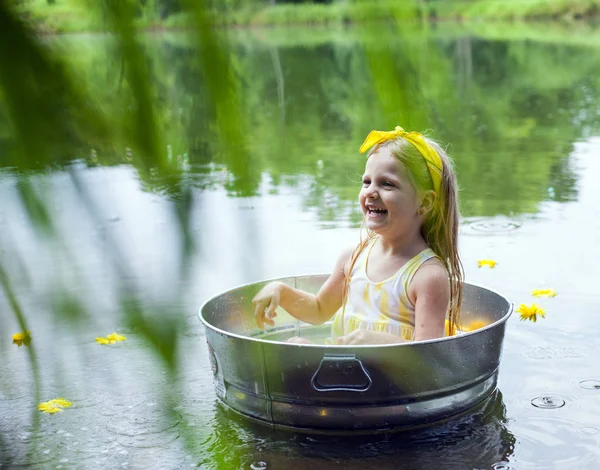 Little girl taking bath outside — Stock Photo, Image