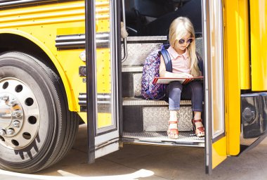 Bir okul otobüsüne çalışma